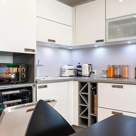 2-bedroom With Parking And Balcony Next To Old Town
