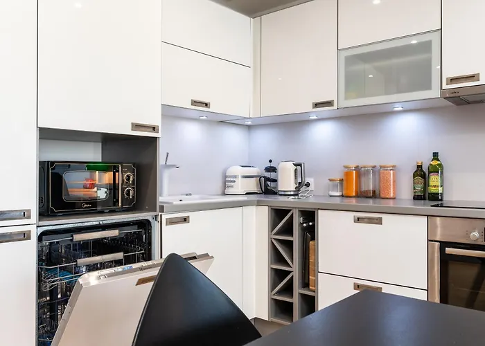 2-Bedroom Apartment With Parking And Balcony Next To Old Town