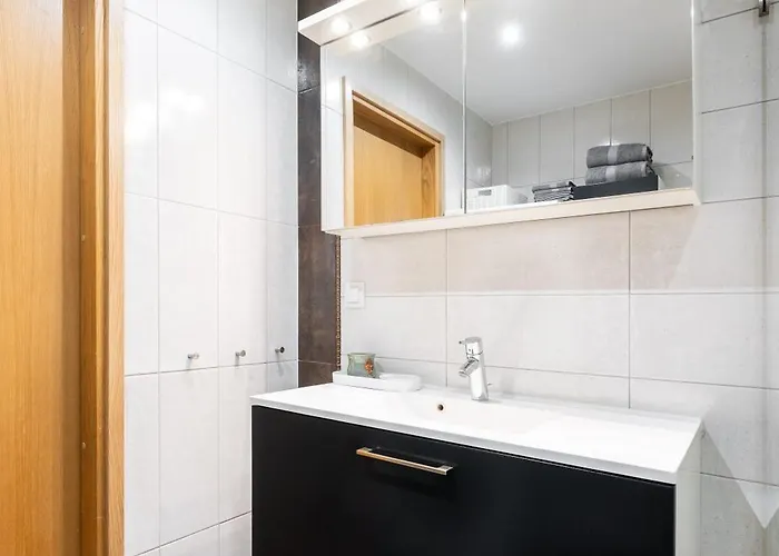 2-Bedroom Apartment With Parking And Balcony Next To Old Town Lägenhet