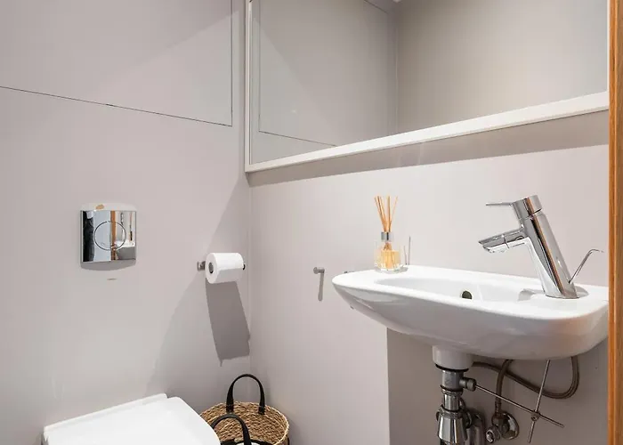 Lägenhet 2-Bedroom Apartment With Parking And Balcony Next To Old Town