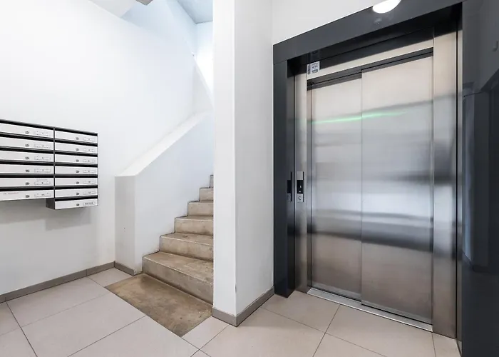 2-Bedroom Apartment With Parking And Balcony Next To Old Town Lägenhet